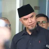 Ahmad Dhani menyimak pertanyaan wartawan