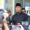 Ahmad Dhani menjawab pertanyaan awak media