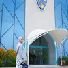 Aisha Keem foto di depan sekolah