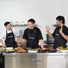 Chicco Jerikho, Nicky Tirta, dan Rezky Aditya pakai celemek hitam