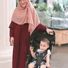 Potret Larissa momong anaknya.