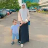 Potret Larissa momong anaknya.