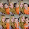 Potret Larissa momong anaknya.