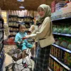 Potret Larissa momong anaknya.