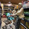 Potret Larissa momong anaknya.