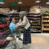 Potret Larissa momong anaknya.