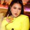 Boiyen Pakai Baju Kuning