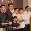 Manoj Punjabi dan para kru serta pemeran film children of heaven