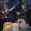 Aldi Taher makan burger