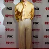 Alex Warren Berpose di Red Carpet