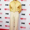 Outfit Alex Warren di iHeartRadio Awards
