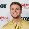 Alex Warren Tersenyum