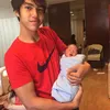 EL Rumi bersama Ali yang masih bayi.