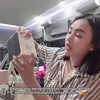 Amanda Manopo perlihatkan parfum souvenir pernikahan
