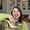 Amanda Manopo beli sandal warna gold