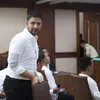 Ammar Zoni Pakai Kemeja Putih Saat Sidang