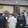 Ammar Zoni berdiskusi di persidangan