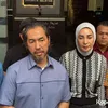 Erin pakai kemeja garis-garis