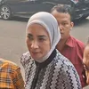 Erin pakai hijab abu-abu