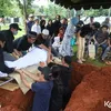 Jenazah Donny Fattah Masuk Liang Lahat