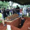 Keluarga Donny Fattah di Pemakaman