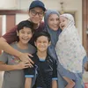 Dude Harlino dan Alyssa Soebandono bersama anak-anak