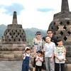 Keluarga Anang Ashanty foto di candi Borobudur