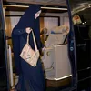 Ashanty turun dari mobil