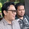 Andre Taulany Pakai Kemeja Abu-abu