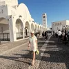 Angel Karamoy berjalan di Santorini
