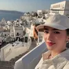 Angel Karamoy pakai topi putih