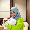 Tak hanya Rieta, ada juga momen Amy Qanita, ibunda Raffi Ahmad yang juga ikut berbahagia mencurahkan kasih sayang kepada Baby R.