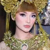 Zaskia Gotik Pakai Gaun Kebaya Emas