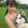 Cassandra Lee Gendong Anjing