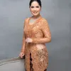Annisa Pohan pakai kebaya orange