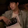 Kim Soo Hyun berpose nyeleneh dan anti jaim