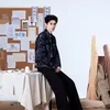 Gaya Kasual Modis Ao Ruipeng dengan Jaket Denim Bermotif