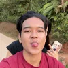 Melly Lee dan Arbil jalan di kebun