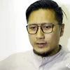 Arie Untung Pakai Kacamata