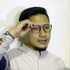 Arie Untung pegang kacamata