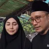 Arie Untung dan istrinya