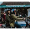 Ariel NOAH dan Niken Anjani berkendara motor