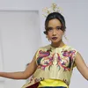 Artis pembuka AG 2018 memakai aksesoris Rinaldy Yunardy