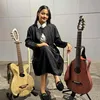 Aruma dengan Dua Gitar Buatannya