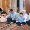 Keluarga Anang berdoa di acara pengajian berangkat haji