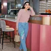 Ashanty Pakai Outfit Serba Warna Pink
