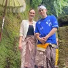 Luna Maya Pakai Batik Asri Welas