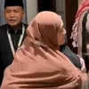 Astrid Kuya peluk jemaah haji lansia