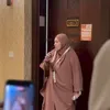 Astrid Kuya tampil dengan busana nuansa cokelat