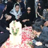 Bunga Zainal di pemakaman ayahnya.